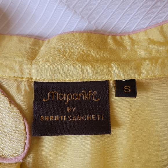 Morpankh by Shruti Sancheti Yellow Lightweight Embroidered Floral Kurta sz S - Picture 6 of 7